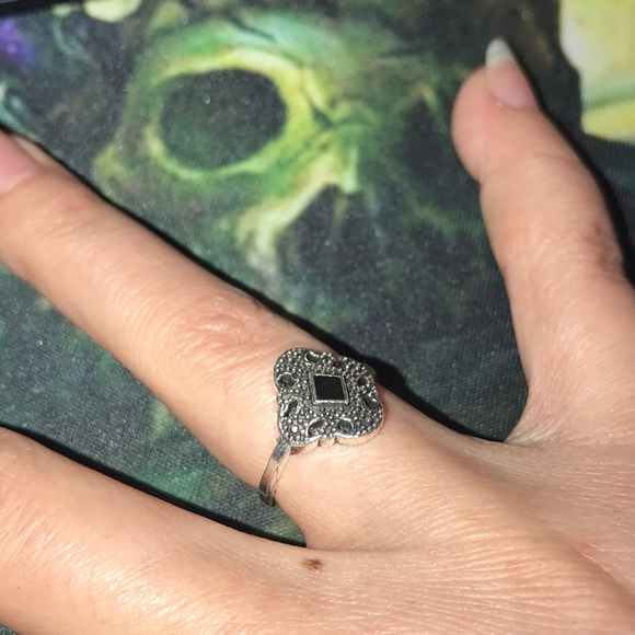 Costume jewelry ring silver with black 💕🎁 - Picture 2 of 4